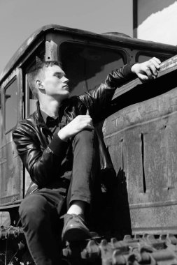 Doğadaki harabelerin arasında terk edilmiş bir yerde erkek vurulması. Fotoğraf seyahat ve rahatlama arzusunu yansıtıyor. 