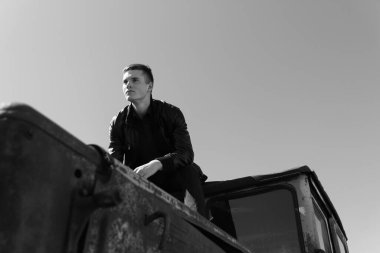 Doğadaki harabelerin arasında terk edilmiş bir yerde erkek vurulması. Fotoğraf seyahat ve rahatlama arzusunu yansıtıyor. 