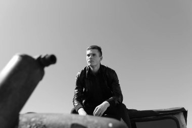 Doğadaki harabelerin arasında terk edilmiş bir yerde erkek vurulması. Fotoğraf seyahat ve rahatlama arzusunu yansıtıyor. 