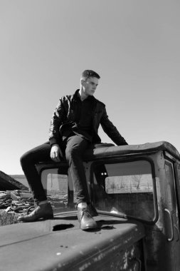 Doğadaki harabelerin arasında terk edilmiş bir yerde erkek vurulması. Fotoğraf seyahat ve rahatlama arzusunu yansıtıyor. 