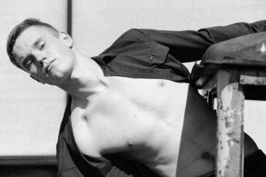 Doğadaki harabelerin arasında terk edilmiş bir yerde erkek vurulması. Fotoğraf seyahat ve rahatlama arzusunu yansıtıyor. 