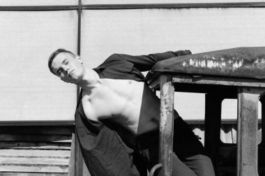 Doğadaki harabelerin arasında terk edilmiş bir yerde erkek vurulması. Fotoğraf seyahat ve rahatlama arzusunu yansıtıyor. 