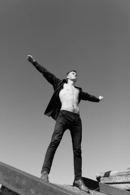 Doğadaki harabelerin arasında terk edilmiş bir yerde erkek vurulması. Fotoğraf seyahat ve rahatlama arzusunu yansıtıyor. 