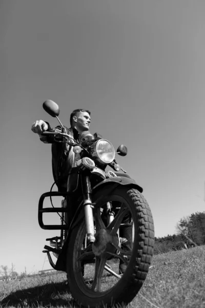 Uomini Che Sparano Una Moto Natura Foto Riflette Desiderio Viaggiare — Foto Stock