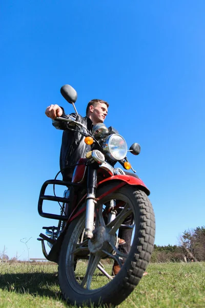 Uomini Che Sparano Una Moto Natura Foto Riflette Desiderio Viaggiare — Foto Stock