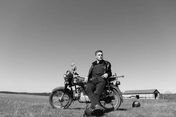 Män Som Skjuter Motorcykel Naturen Fotot Speglar Önskan Att Resa — Stockfoto