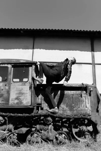 Doğadaki harabelerin arasında terk edilmiş bir yerde erkek vurulması. Fotoğraf seyahat ve rahatlama arzusunu yansıtıyor. 