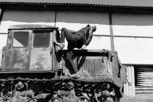 Doğadaki harabelerin arasında terk edilmiş bir yerde erkek vurulması. Fotoğraf seyahat ve rahatlama arzusunu yansıtıyor. 