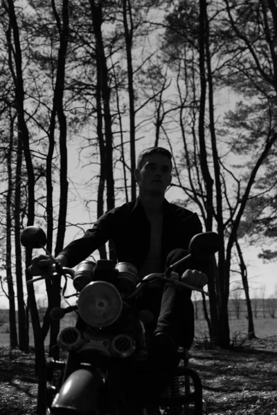 Doğada motosiklet süren adamlar. Fotoğraf seyahat ve rahatlama arzusunu yansıtıyor.