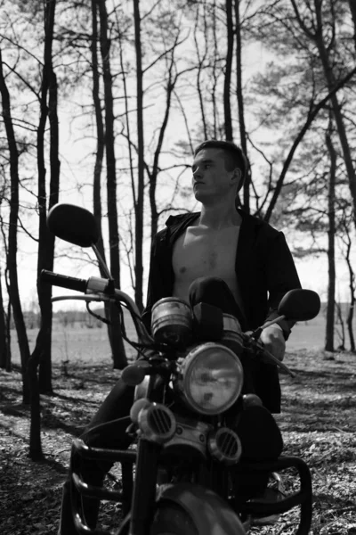 Män Som Skjuter Motorcykel Naturen Fotot Speglar Önskan Att Resa — Stockfoto
