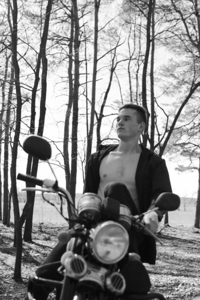 Doğada motosiklet süren adamlar. Fotoğraf seyahat ve rahatlama arzusunu yansıtıyor.