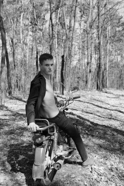 자연에서는 오토바이에 남자들 여행하고 욕구를 — 스톡 사진