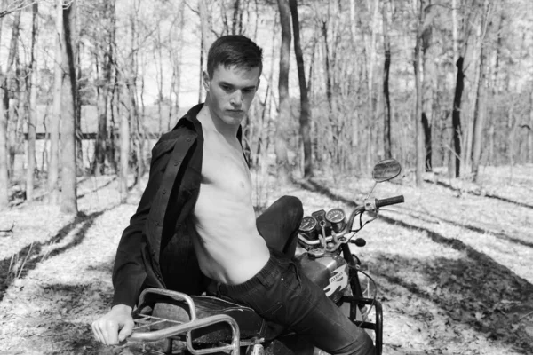 자연에서는 오토바이에 남자들 여행하고 욕구를 — 스톡 사진