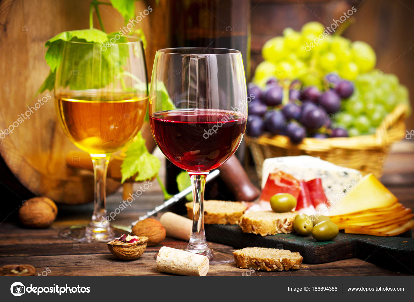 Red Wine White Wine Cheese Grapes — Stock Photo © valbone0shahinigmail