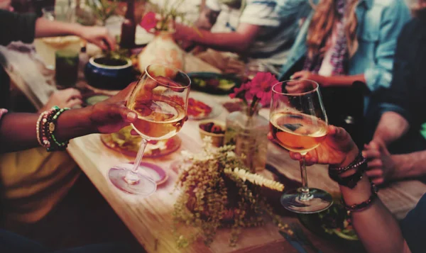 Bicchiere Vino Con Gli Amici Ristorante — Foto Stock