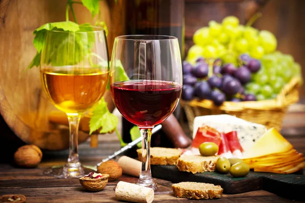 Rotwein Weißwein Käse Und Trauben — Stockfoto