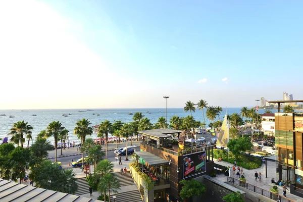 Pattaya, Tayland 'da gün batımı. Pattaya 'daki Central Bay gezinti güvertesi, Tayland Körfezi.
