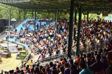 Farklı milletlerden izleyiciler Tribünde oturan programı izliyorlar. Bangkok Ocak 2014
