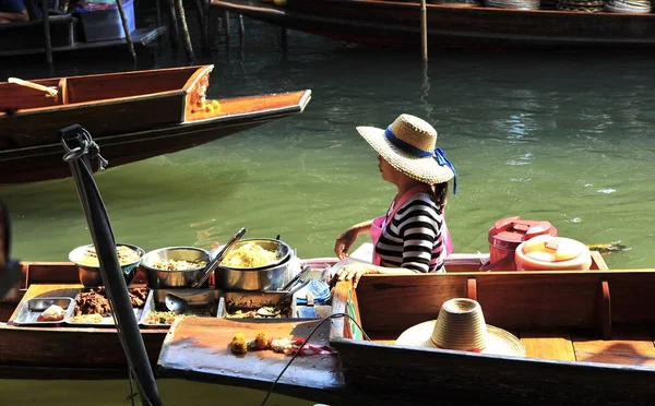 Een Vrouw Die Straatvoedsel Verkoopt Vanaf Een Boot Drijvende Markt — Stockfoto