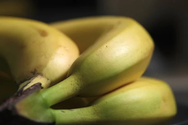 Красивые Бананы Темно Сером Фоне Фруктовый Состав — стоковое фото