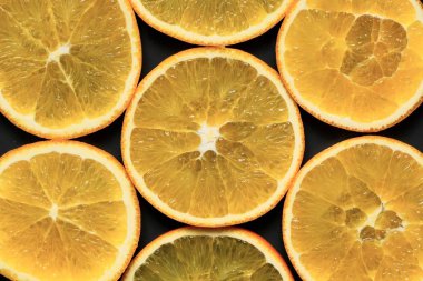 Olgun ve sulu portakal dilimleri.