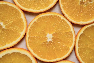 Olgun ve sulu portakal dilimleri.