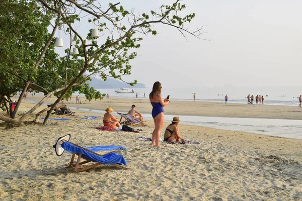 Koh Chang Island Thailand February 2018 Tourists Watch Sunset Beach — Stock Photo, Image