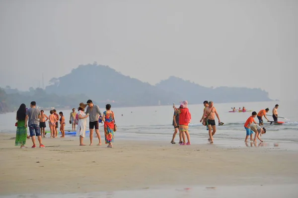 Tourists Admire Beautiful Sunset Take Photos Beach Island Chang Thailand — Stock Photo, Image