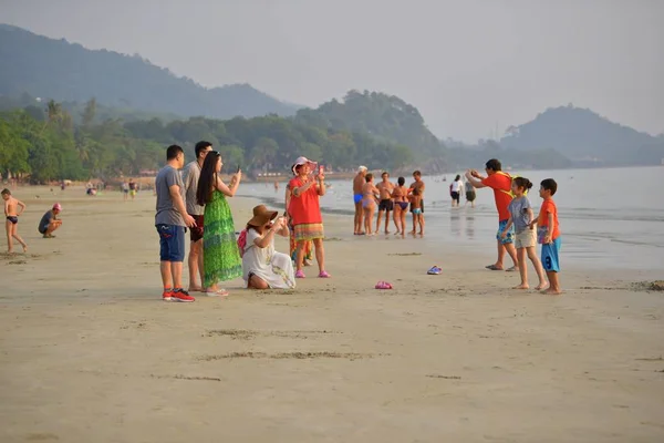 Tourists Admire Beautiful Sunset Take Photos Beach Island Chang Thailand — Stock Photo, Image