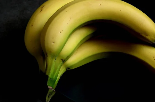 Banda Banánů Tmavém Pozadí — Stock fotografie