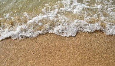 Deniz arka planı. Kumlu bir sahilde, mavi denizin yumuşak dalgaları. Ko Chang Adası, Tayland
