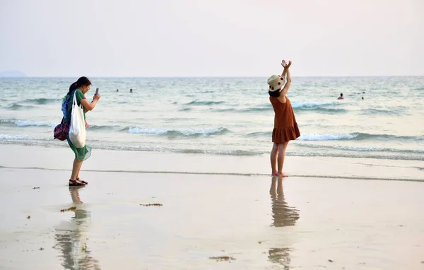 Dois Jovens Turistas Tiram Fotos Smartphone Praia Chang Tailândia Fevereiro — Fotografia de Stock