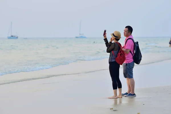 Due Giovani Turisti Guardano Loro Smartphone Mentre Camminano Lungo Spiaggia — Foto Stock