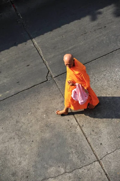 Anciano Monje Camina Por Calle Con Ropa Naranja Brillante Bangkok —  Fotos de Stock