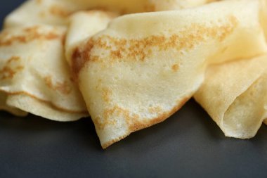 Peynirli, güzel, leziz gözleme yakın plan. Yumuşak odaklı ve nazik bokeh.