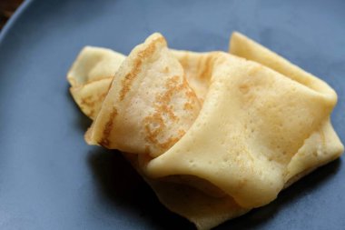 Peynirli, güzel, leziz gözleme yakın plan. Yumuşak odaklı ve nazik bokeh.