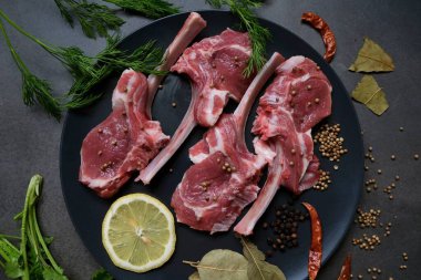 Koyu arkaplanda baharatlı taze kuzu kaburgası..