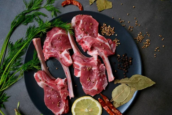 Rohe Frische Lammrippen Mit Gewürzen Auf Dunklem Hintergrund — Stockfoto