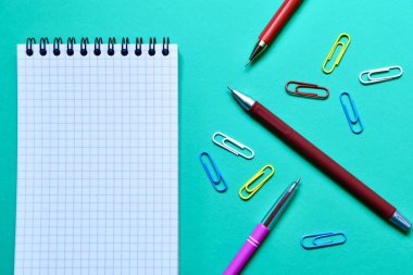 Okul kırtasiyesi ve mavi arkaplandaki yazı için boşluk. Yukarıdan görünüşü. 