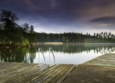küçük bir göl orman ile merdiven ile İskelesi