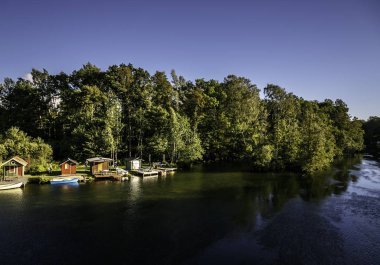 Küçük bir balıkçı evler bir nehir, yüksek-açılı görünüş