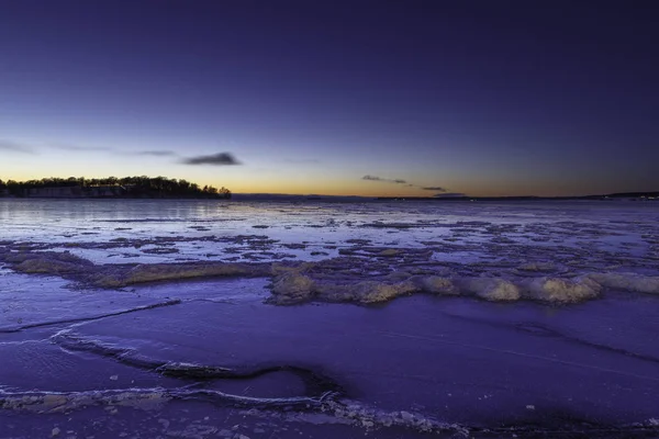 Noite de inverno em um lago congelado — Fotografia de Stock