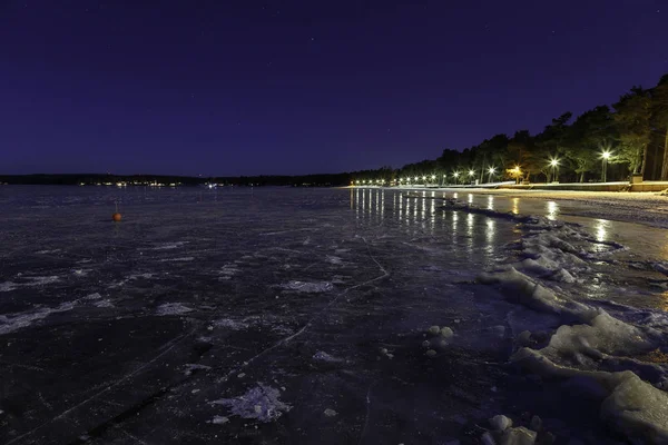 tahta bir kış akşamı gölde buz ile
