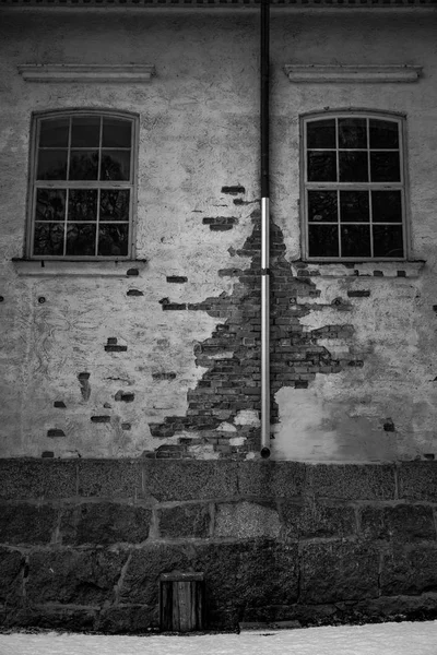 Deux grandes fenêtres sur une vieille maison — Photo