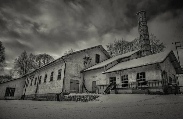 eski tuğla bina ve yerde kar