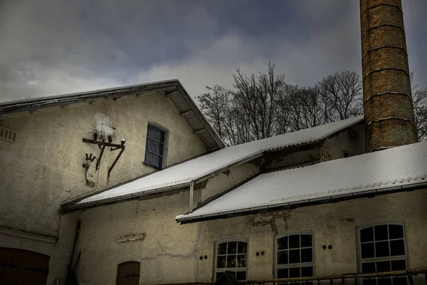 büyük baca ve çatıda kar ile eski ev