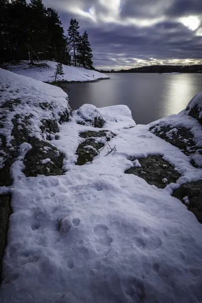 Schnee und Klippen am See — Stockfoto