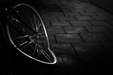bir kırık bisiklet tekerleği siyah beyaz resim