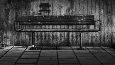 bir banka ile beton duvar siyah beyaz resim