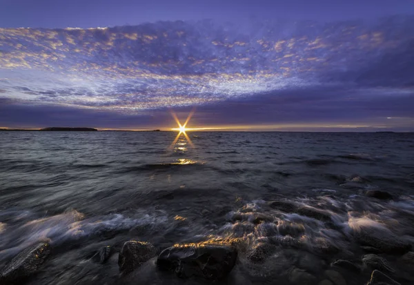 acele etmek içinde-dalgalar ile kayalık bir sahilde günbatımı